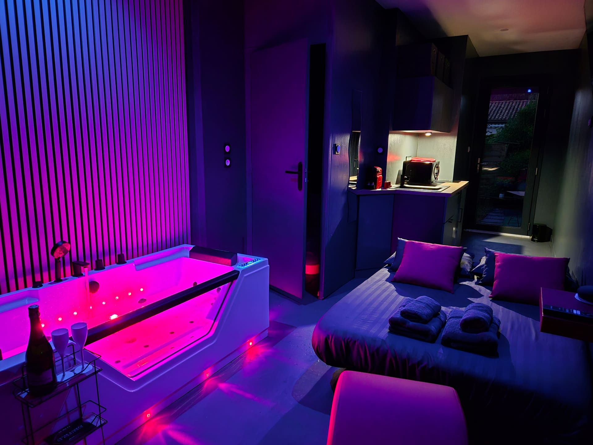 Love room Studio Balnéo avec jacuzzi privatif à La Rochelle