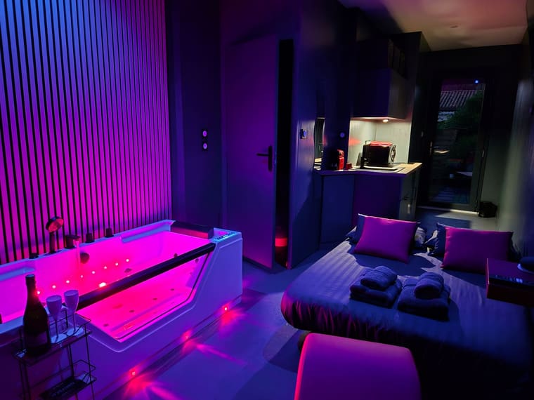 Love room Studio Balnéo avec jacuzzi privatif à La Rochelle