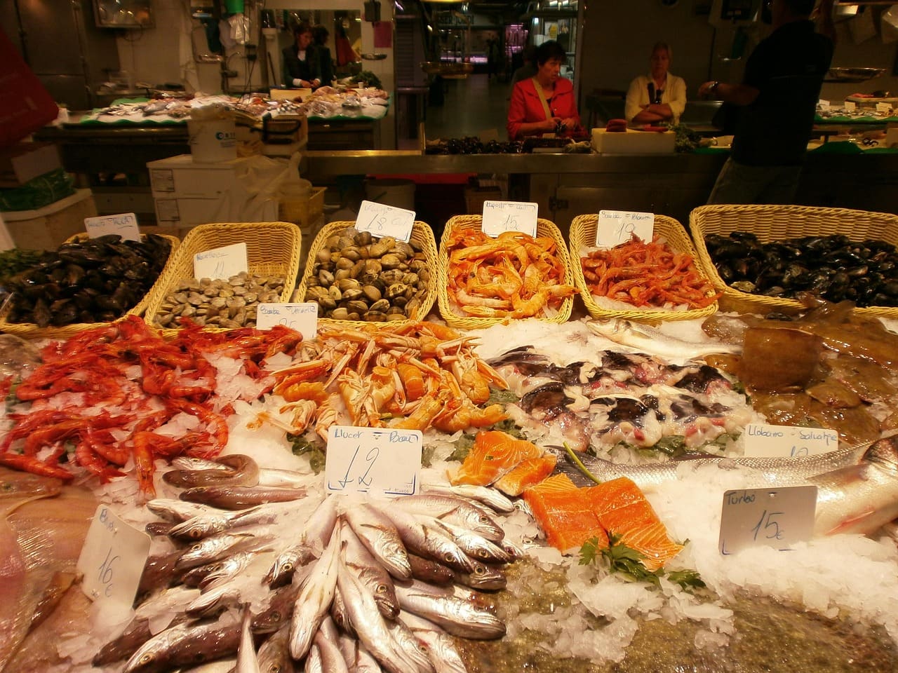 Étal de poissonnier au marché couvert de Fouras