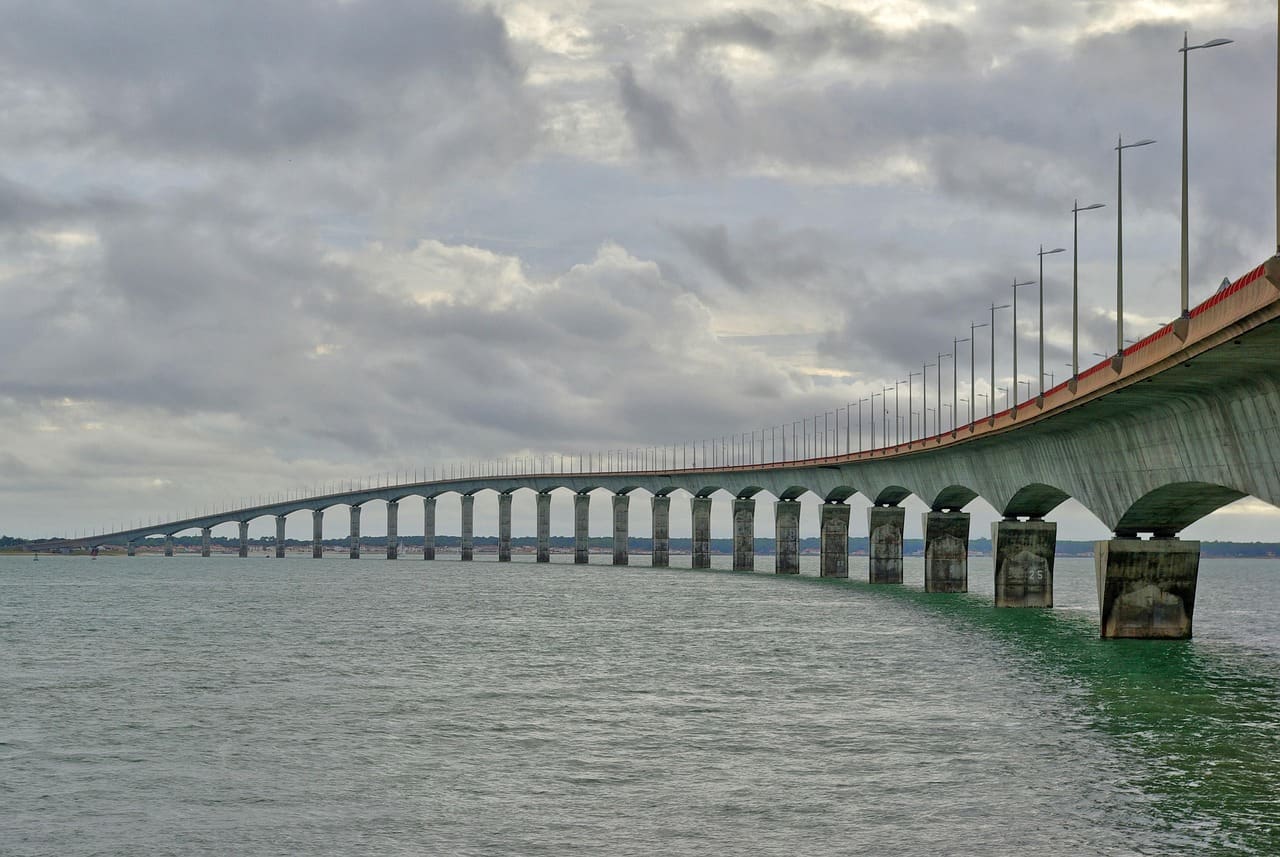 Le pont de l'île de Ré, vu depuis le large